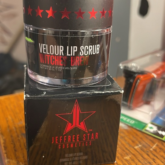 JeffreeStar Velour lip Scrub - Picture 4 of 4